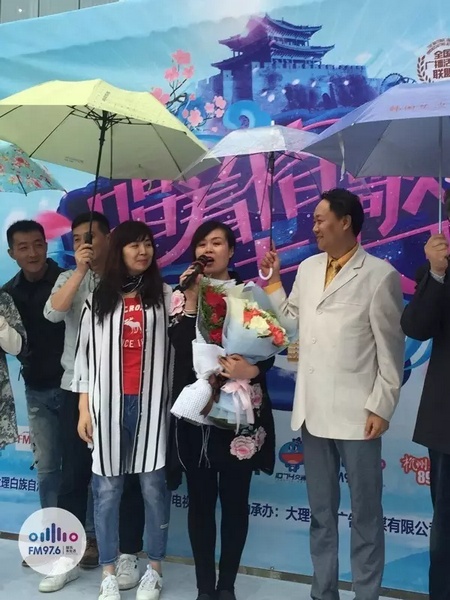 海波瞞著妻子，請來妻子的家人，耿梅驚喜感動，喜極而泣~