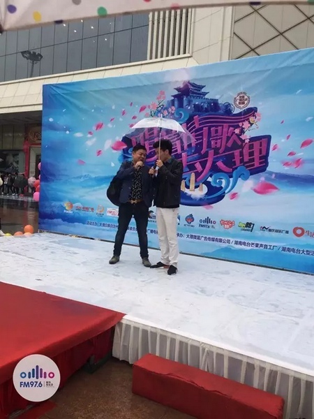 這位男士向遠(yuǎn)在家鄉(xiāng)的妻子隔空表白，勇氣真是大大的，您對妻子的愛，已經(jīng)超越萬水千山。