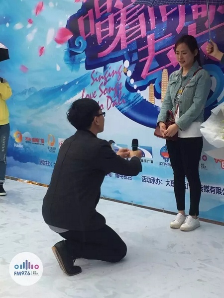 蘇世龍手捧戒指，單膝跪地向夢夢求婚，夢夢激動的說不出話來，點頭答應(yīng)~