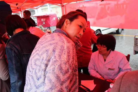 了解到有老人看病不方便，河南電臺1074綠色頻道活動小組欒老師將醫(yī)生請到老人身邊，親自為她診斷。