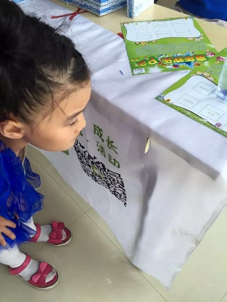 一只蝴蝶飛到小蝸牛的旗子上，小朋友看得入神啦~