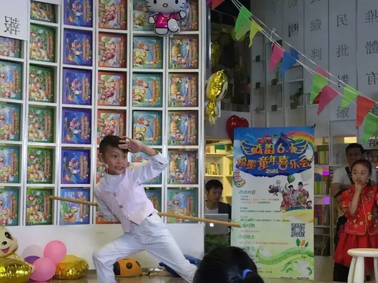 “梨園春”明星小擂主李宗書(shū)演唱豫劇《朝陽(yáng)溝》選段，還表演了自己的拿手好戲——猴戲