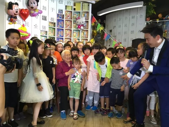 　　豫劇表演藝術(shù)家高潔老師和孩子們?cè)谝黄?，講述自己和戲曲的故事，祝福所有的小朋友節(jié)日快樂(lè)。