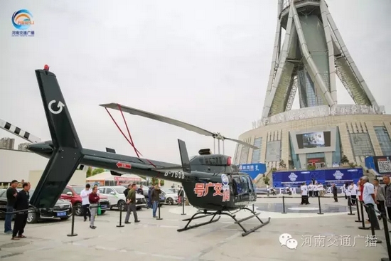 張貼著愛心助考車貼的“交廣號(hào)”直升機(jī)也同時(shí)起飛，共同開啟了今年的愛心助考之旅。