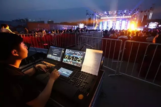 嚴(yán)謹(jǐn)?shù)囊繇懤蠋?，晚?huì)的效果全在他的控制之內(nèi)。