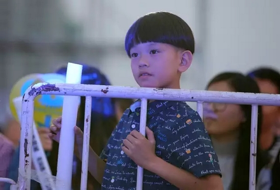 正是你們的笑容，才讓我們有了繼續(xù)前行的動(dòng)力，哪怕風(fēng)雨兼程。