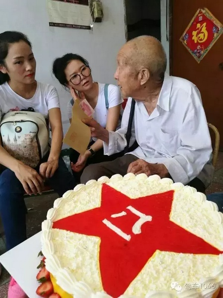 二姐們認真聽老兵講抗戰(zhàn)的故事，老人年事已高，記憶都是轟炸！轟炸！轟炸！