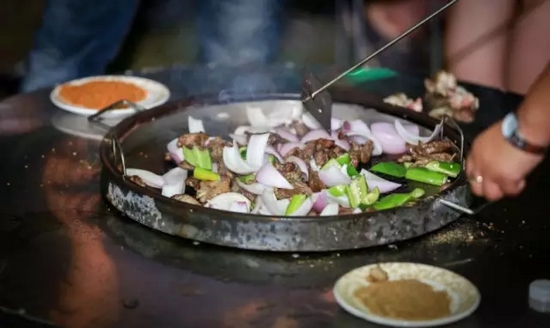 所有菜肉都取自農(nóng)場(chǎng)純天然的食材，吃的又美味又放心！