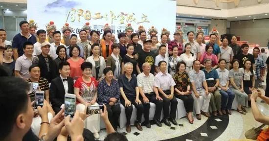 諸多藝術(shù)家和社會各界人士以及唐派弟子、戲迷到場祝賀