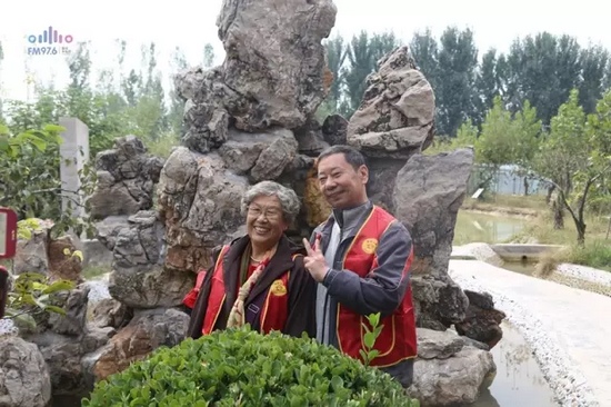 爺爺奶奶叔叔阿姨被盛運(yùn)莊園的景致吸引，紛紛拍照留影