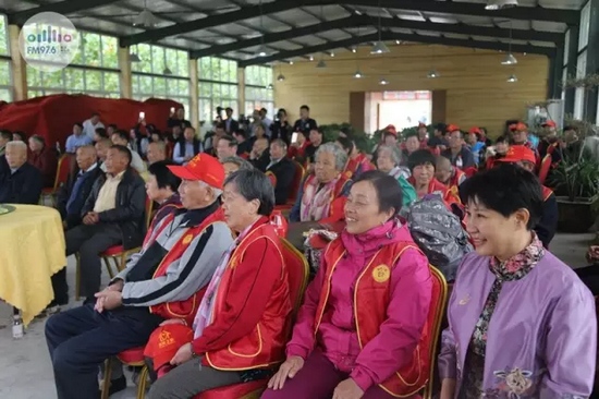 臺(tái)上展風(fēng)采，臺(tái)下笑開懷