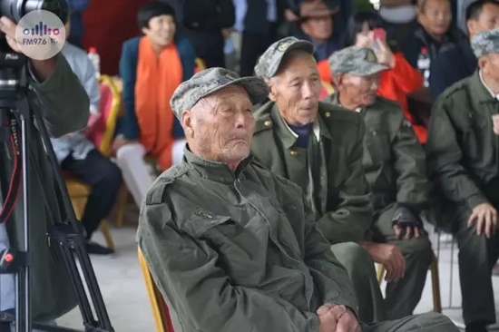 臺(tái)上展風(fēng)采，臺(tái)下笑開懷