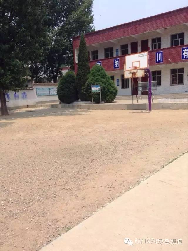 學(xué)校面積不大，只有一棟教學(xué)樓。
