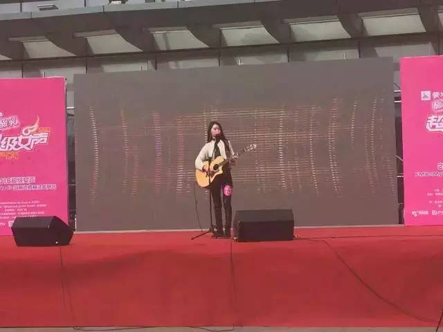 第一位自彈自唱的女生，魅力無法阻擋！