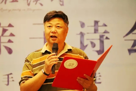 第一個節(jié)目便是重磅，大象融媒·欣欣象融網(wǎng)絡(luò)科技公司董事長魏峰帶來沈浩波的作品《在夏天時想起秋天》