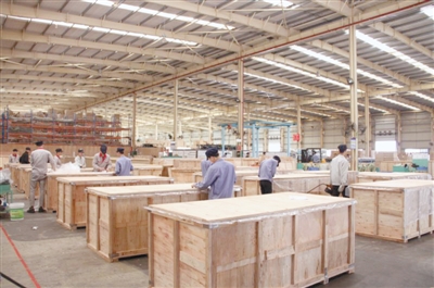 工作人員檢查準備運往伊朗的海馬S5成套散件 工作人員檢查準備運往伊朗的海馬S5成套散件