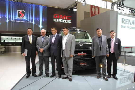 北京國(guó)際車展上，全新GMC S系列頂級(jí)商務(wù)車在亞太區(qū)首發(fā)。圖為企業(yè)領(lǐng)導(dǎo)與新車合影。