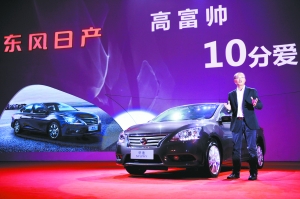 東風(fēng)日產(chǎn)市場銷售總部副總部長楊嵩正在講解新一代軒逸的產(chǎn)品特點