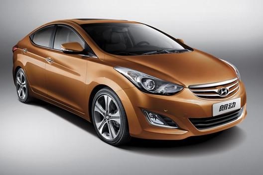 　　北京現(xiàn)代朗動(dòng)分別搭載1.6L和1.8L兩種發(fā)動(dòng)機(jī)，共7款車型。“流體雕塑”設(shè)計(jì)理念持身的朗動(dòng)看上