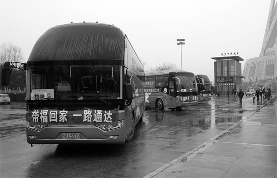 昨天上午10點(diǎn)，17輛愛(ài)心大巴從中原福塔廣場(chǎng)發(fā)車