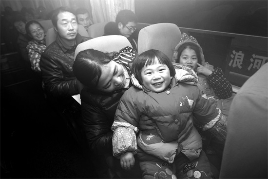 坐上愛(ài)心大巴，乘客滿臉喜悅