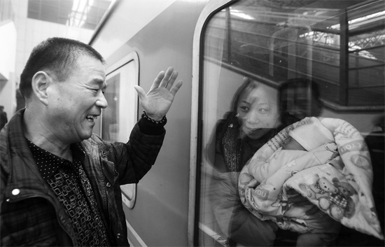 車要開了，史振星揮手向女兒懷中的外孫告別。女兒帶著剛剛出生43天的孩子，要到千里之外湖南的婆婆家過(guò)新