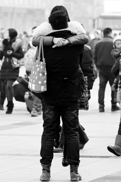 浪漫的情侶，離別時(shí)不忘激情擁抱