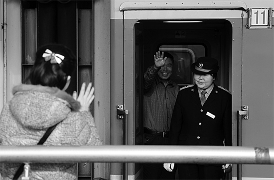 揮手向親人告別，并祝福一路平安