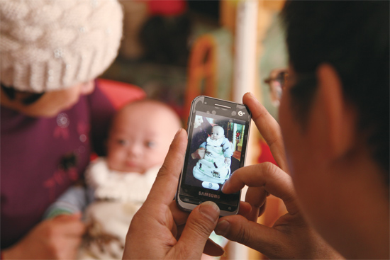 拍幾張照片，帶回去給孩子的爺爺奶奶看