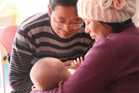 在“魯冰花舍”，李俊峰夫婦就這樣抱著奇奇看了好久