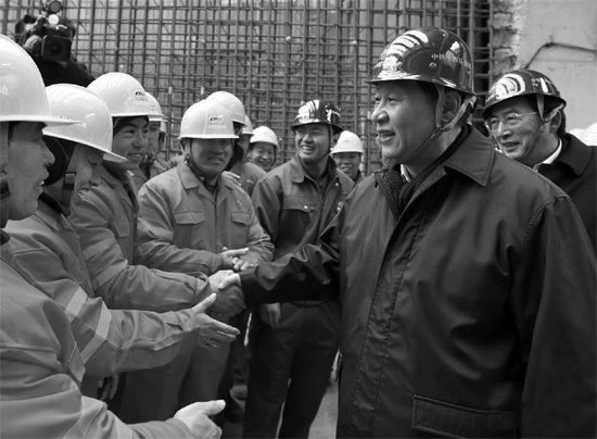 除夕前一天，習(xí)近平到北京地鐵8號(hào)線南鑼鼓巷站施工工地慰問(wèn)農(nóng)民工和技術(shù)人員