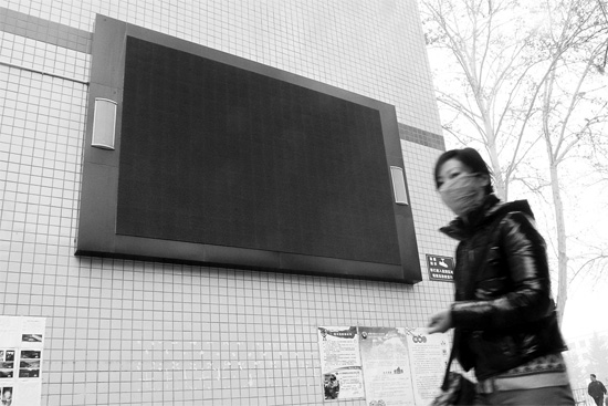 教育部下發(fā)通知，不僅要求學(xué)校引導(dǎo)學(xué)生勤儉節(jié)約，學(xué) 校也要節(jié)約辦公。昨天是開學(xué)第一天，鄭州市39中校園