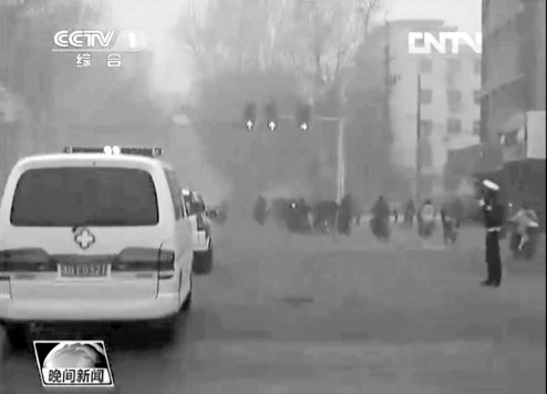 正值上下班高峰，交警調(diào)信號(hào)燈分流車(chē)輛