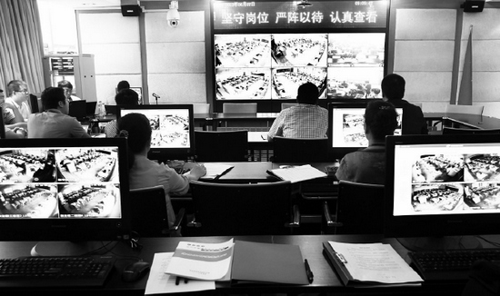 2013年高考首日，鄭州市國(guó)家考試考務(wù)指揮中心內(nèi)，工作人員通過(guò)監(jiān)控器遠(yuǎn)程監(jiān)考