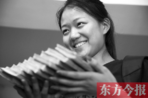 昨天，大一女生周文靜把10萬元現(xiàn)金還給了失主