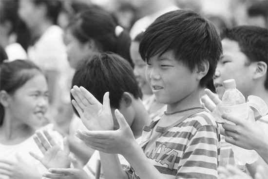 拿到助學(xué)金的孩子們露出了笑臉 拿到助學(xué)金的孩子們露出了笑臉