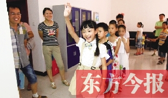 成長(zhǎng)訓(xùn)練營(yíng)面試在東方今報(bào)發(fā)行中心舉行。圖為面試現(xiàn)場(chǎng)