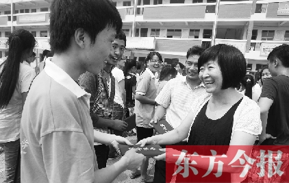 7月23日，晨鐘教育集團黨委書記張玲為支教大學生頒發(fā)證書