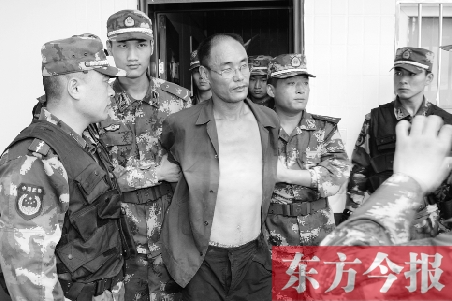 7月27日13時(shí)50分許，駐馬店市西平縣的“7·25”連環(huán)殺人案犯罪嫌疑人丁金華（左三）在禹州落網(wǎng)