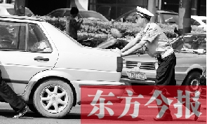 一輛車壞在了路中間，執(zhí)勤交警幫推車