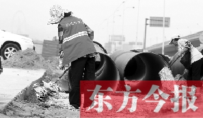 鄭州市鄭東新區(qū)，烈日下工作的環(huán)衛(wèi)工