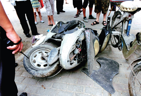 8月3日，棉紡路與六廠前街交叉口附近一輛水泥罐車突然爆胎，路邊一輛電動車被沖擊波震翻報廢