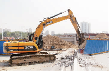 南陽路、北環(huán)快速路立交橋?qū)⑦M行封閉施工，圖為工人正在拆除隔離欄