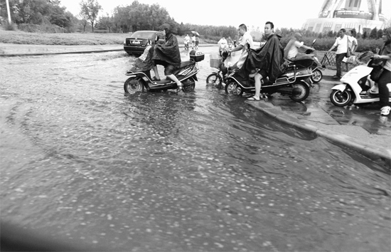 8月7日，鄭州一場暴雨，鄭州多處干道被淹，市民行路如過河