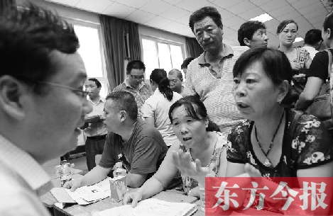帶著孩子小升初的諸多疑問，眾多家長(zhǎng)（右）向教育部門咨詢