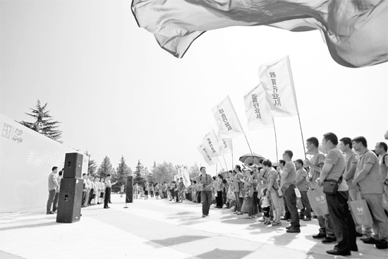 600余人加入到保護(hù)母親河公益行動當(dāng)中    東方今報(bào)首席記者  張曉冬 攝