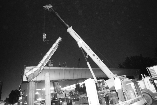 昨日凌晨，鄭州市動物園天橋徹底拆除