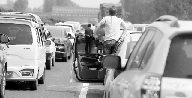 10月7日下午，寧洛高速漯河至商水段，因車禍發(fā)生擁堵