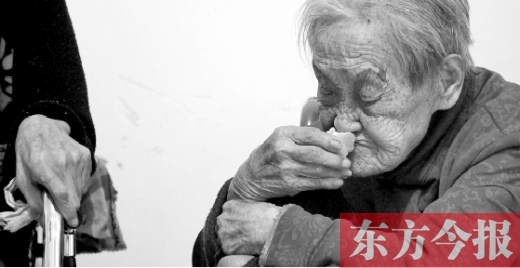 在鄭州惠濟區(qū)紅樹林老年療養(yǎng)院內(nèi)，一位老人在吃蛋糕