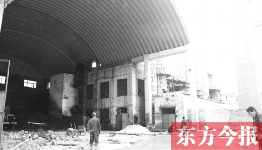 黃委會(huì)燃煤鍋爐房里幾臺(tái)機(jī)器正“整裝待發(fā)”，大煙囪拆除難